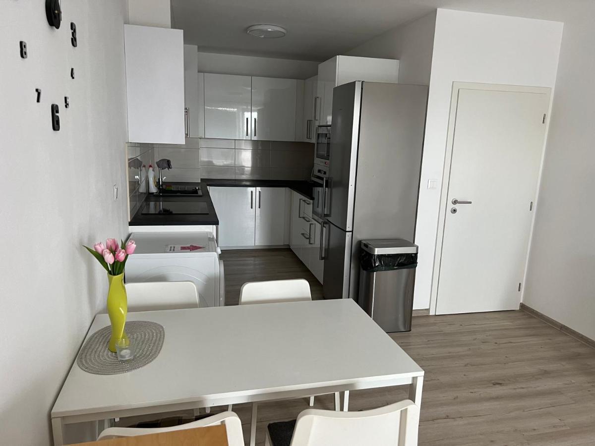 Beautiful 2 Bedroom Apartment Prostejov Luaran gambar